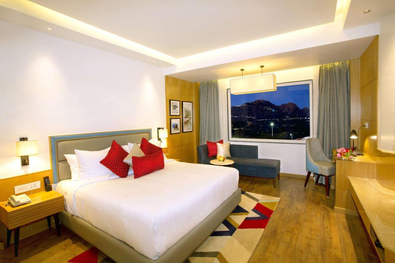 Ramada By Wyndham Katra Station Road Ξενοδοχείο Εξωτερικό φωτογραφία